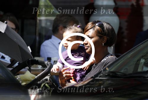 Amsterdam 10 mei 2011
Edsilia Rombley met dochter op terras.
Peter Smulders bv