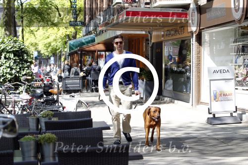 Amsterdam 9 juni 2011
Edwin de Roy v Zuydewijn met hond aan het wandelen.
Peter Smulders bv
