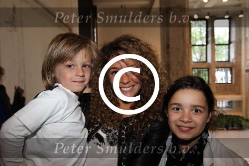 Amsterdam, 12 Mei 2011 Presentatie Magazine BASTA
Fajah Lourens met haar kinderen
Foto Peter Smulders BV