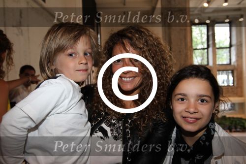 Amsterdam, 12 Mei 2011 Presentatie Magazine BASTA
Fajah Lourens met haar kinderen
Foto Peter Smulders BV