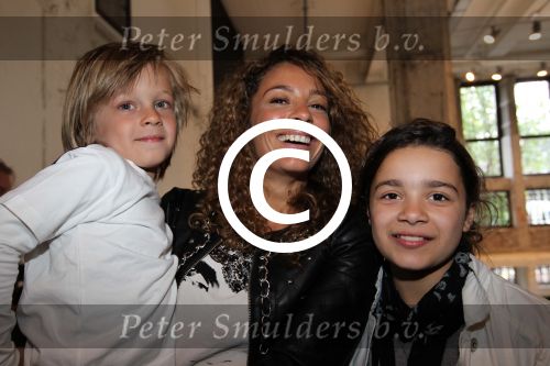 Amsterdam, 12 Mei 2011 Presentatie Magazine BASTA
Fajah Lourens met haar kinderen
Foto Peter Smulders BV