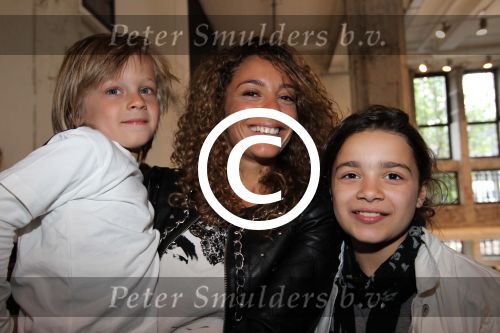 Amsterdam, 12 Mei 2011 Presentatie Magazine BASTA
Fajah Lourens met haar kinderen
Foto Peter Smulders BV