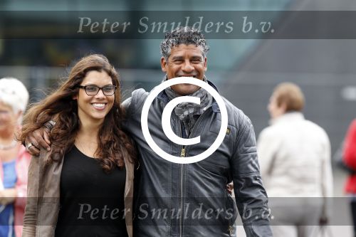 Amsterdam 11 juni 2011
Frank Rijkaard en zijn dochter Lindsay gaan samen gezellig winkelen.
Peter Smulders bv