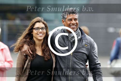 Amsterdam 11 juni 2011
Frank Rijkaard en zijn dochter Lindsay gaan samen gezellig winkelen.
Peter Smulders bv