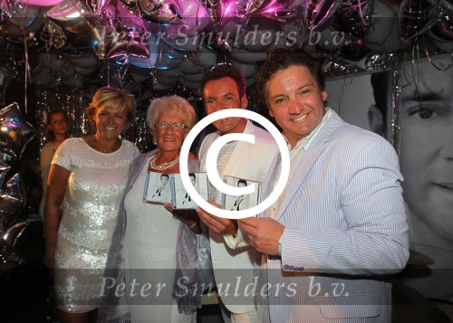 Bergen (NH), 2 Mei 2011
Uitreiking 24e CD van Gerard Joling
samen met Rene Froger en Caroline Tensen
Foto Peter Smulders BV