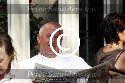 Amsterdam 26 april 2011
Harry Mens leest zijn krantje op terras bij de Joffers.
Peter Smulders bv