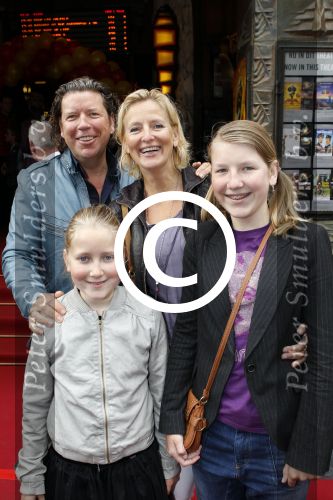 Amsterdam 11 juni 2011
Premiere Kung Fu panda in Tuschinski. henkjan Smits met vrouw en dochters
Peter Smulders bv