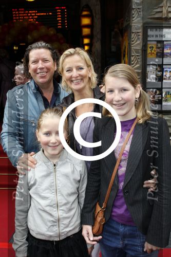 Amsterdam 11 juni 2011
Premiere Kung Fu panda in Tuschinski. henkjan Smits met vrouw en dochters
Peter Smulders bv