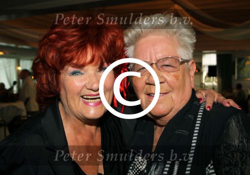 Oudendijk, 13 Mei 2011
Imca Marina 70 jaar en een groot feest
Imca met haar oudste fan/vriendin
Foto Peter Smulders BV