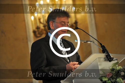 Den Haag 17 mei 2011
Prinses maxima reikt de appeltjes van Oranje uit. Prins Willem Alexander en Koningin Beatrix zijn daarbij aanwezig. Jacques Wallage
Peter Smulders bv