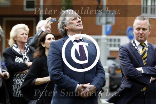 Amsterdam 26 mei 2011
Koningin Beatrix opent expositie van kunst op de apollolaan. Jan Cremer begeleidt haar.
Peter Smulders bv