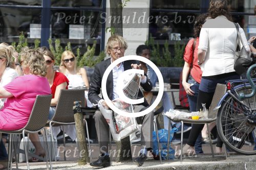 Amsterdam 7 mei 2011
Jan Lenferink leest krantje op terras.
Peter Smulders bv