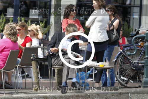 Amsterdam 7 mei 2011
Jan Lenferink leest krantje op terras.
Peter Smulders bv