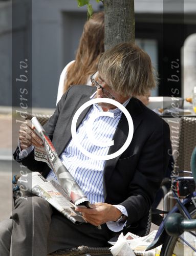 Amsterdam 7 mei 2011
Jan Lenferink leest krantje op terras.
Peter Smulders bv