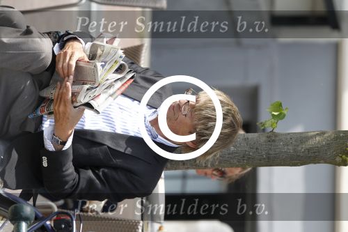 Amsterdam 7 mei 2011
Jan Lenferink leest krantje op terras.
Peter Smulders bv
