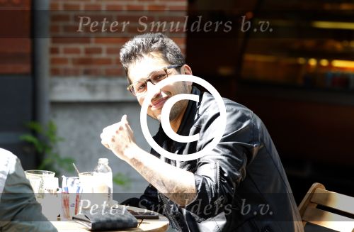 Amsterdam 10 mei 2011
Jody Bernal met Maurice Kroon op terras.
Peter Smulders bv