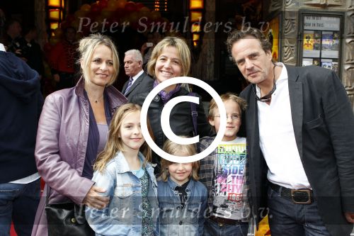 Amsterdam 11 juni 2011
Premiere Kung Fu panda in Tuschinski. Joep Sertons met zoon en zussen
Peter Smulders bv