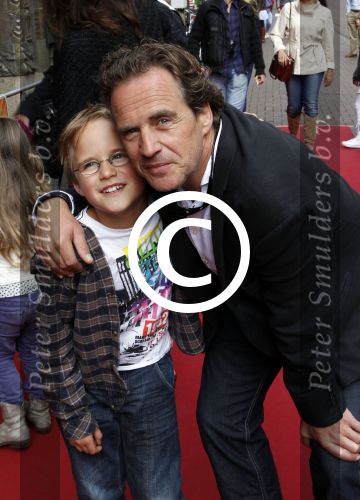Amsterdam 11 juni 2011
Premiere Kung Fu panda in Tuschinski. Joep Sertons met zoon en zussen
Peter Smulders bv