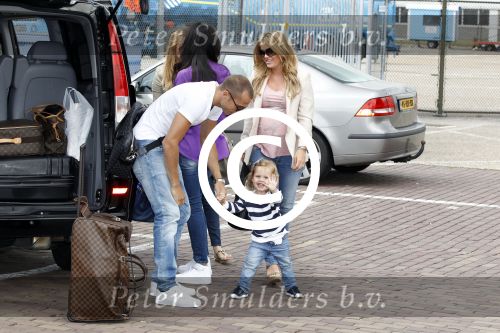 Schiphol oost 10 juni 2011
Johnny Heitinga en zijn zwangere vrouw Charlotte gaan met prive vliegtuig en dochter Jezebel op vakantie naar ibiza.
Peter Smulders bv