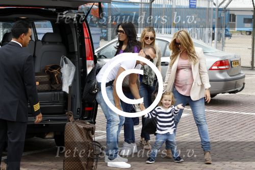 Schiphol oost 10 juni 2011
Johnny Heitinga en zijn zwangere vrouw Charlotte gaan met prive vliegtuig en dochter Jezebel op vakantie naar ibiza.
Peter Smulders bv