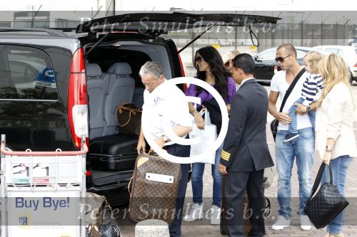 Schiphol oost 10 juni 2011
Johnny Heitinga en zijn zwangere vrouw Charlotte gaan met prive vliegtuig en dochter Jezebel op vakantie naar ibiza.
Peter Smulders bv