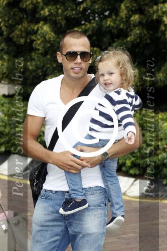 Schiphol oost 10 juni 2011
Johnny Heitinga en zijn zwangere vrouw Charlotte gaan met prive vliegtuig en dochter Jezebel op vakantie naar ibiza.
Peter Smulders bv