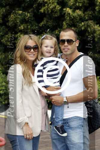 Schiphol oost 10 juni 2011
Johnny Heitinga en zijn zwangere vrouw Charlotte gaan met prive vliegtuig en dochter Jezebel op vakantie naar ibiza.
Peter Smulders bv