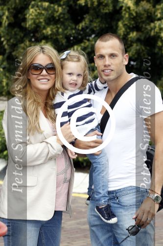 Schiphol oost 10 juni 2011
Johnny Heitinga en zijn zwangere vrouw Charlotte gaan met prive vliegtuig en dochter Jezebel op vakantie naar ibiza.
Peter Smulders bv