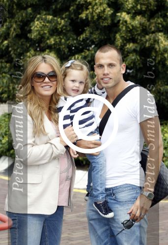 Schiphol oost 10 juni 2011
Johnny Heitinga en zijn zwangere vrouw Charlotte gaan met prive vliegtuig en dochter Jezebel op vakantie naar ibiza.
Peter Smulders bv