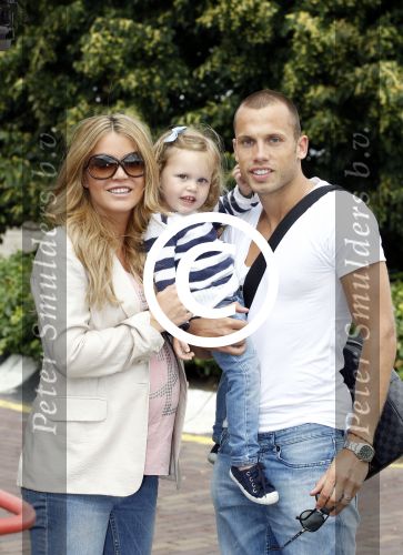 Schiphol oost 10 juni 2011
Johnny Heitinga en zijn zwangere vrouw Charlotte gaan met prive vliegtuig en dochter Jezebel op vakantie naar ibiza.
Peter Smulders bv