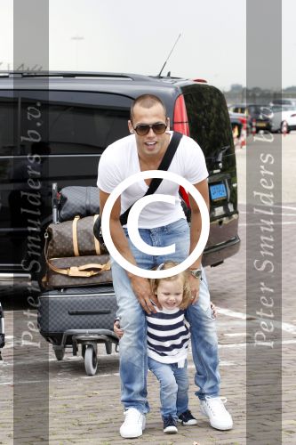 Schiphol oost 10 juni 2011
Johnny Heitinga en zijn zwangere vrouw Charlotte gaan met prive vliegtuig en dochter Jezebel op vakantie naar ibiza.
Peter Smulders bv