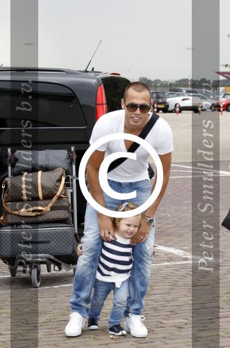 Schiphol oost 10 juni 2011
Johnny Heitinga en zijn zwangere vrouw Charlotte gaan met prive vliegtuig en dochter Jezebel op vakantie naar ibiza.
Peter Smulders bv