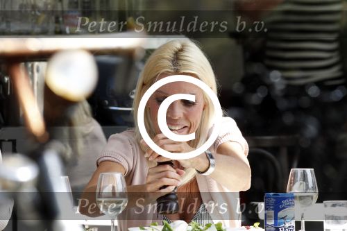 Amsterdam 10 mei 2011
Judith Osborn met vriendinnen op terras.
Peter Smulders bv