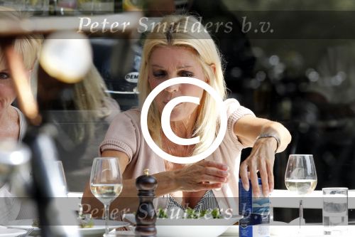 Amsterdam 10 mei 2011
Judith Osborn met vriendinnen op terras.
Peter Smulders bv