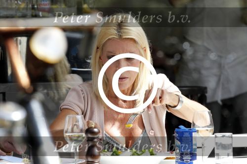 Amsterdam 10 mei 2011
Judith Osborn met vriendinnen op terras.
Peter Smulders bv