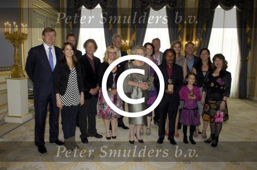 Den Haag 17 mei 2011
Prinses maxima reikt de appeltjes van Oranje uit. Prins Willem Alexander en Koningin Beatrix zijn daarbij aanwezig.
Peter Smulders bv