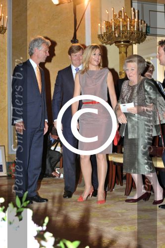 Den Haag 17 mei 2011
Prinses maxima reikt de appeltjes van Oranje uit. Prins Willem Alexander en Koningin Beatrix zijn daarbij aanwezig.
Peter Smulders bv