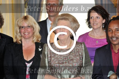 Den Haag 17 mei 2011
Prinses maxima reikt de appeltjes van Oranje uit. Prins Willem Alexander en Koningin Beatrix zijn daarbij aanwezig.
Peter Smulders bv