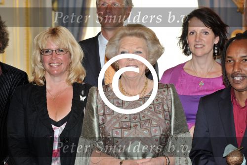 Den Haag 17 mei 2011
Prinses maxima reikt de appeltjes van Oranje uit. Prins Willem Alexander en Koningin Beatrix zijn daarbij aanwezig.
Peter Smulders bv