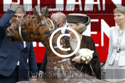 Amsterdam 26 mei 2011
Koningin Beatrix opent expositie van kunst op de apollolaan. Jan Cremer begeleidt haar.
Peter Smulders bv