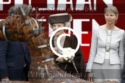 Amsterdam 26 mei 2011
Koningin Beatrix opent expositie van kunst op de apollolaan. Jan Cremer begeleidt haar.
Peter Smulders bv