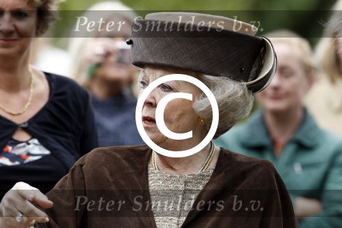 Amsterdam 26 mei 2011
Koningin Beatrix opent expositie van kunst op de apollolaan. Jan Cremer begeleidt haar.
Peter Smulders bv