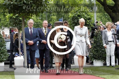Amsterdam 26 mei 2011
Koningin Beatrix opent expositie van kunst op de apollolaan. Jan Cremer begeleidt haar.
Peter Smulders bv