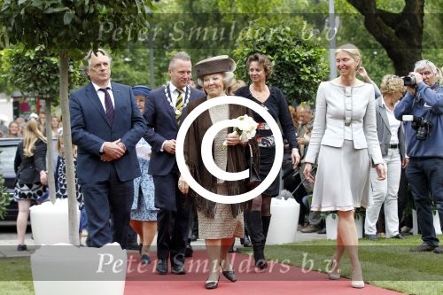 Amsterdam 26 mei 2011
Koningin Beatrix opent expositie van kunst op de apollolaan. Jan Cremer begeleidt haar.
Peter Smulders bv