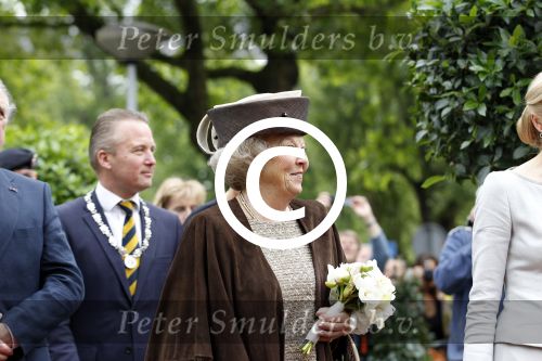 Amsterdam 26 mei 2011
Koningin Beatrix opent expositie van kunst op de apollolaan. Jan Cremer begeleidt haar.
Peter Smulders bv