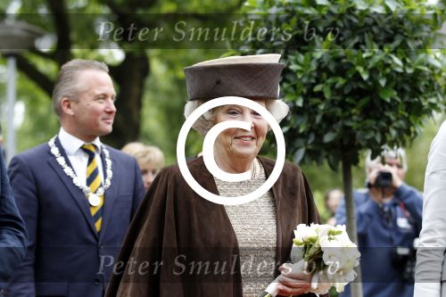 Amsterdam 26 mei 2011
Koningin Beatrix opent expositie van kunst op de apollolaan. Jan Cremer begeleidt haar.
Peter Smulders bv