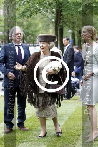 Amsterdam 26 mei 2011
Koningin Beatrix opent expositie van kunst op de apollolaan. Jan Cremer begeleidt haar.
Peter Smulders bv