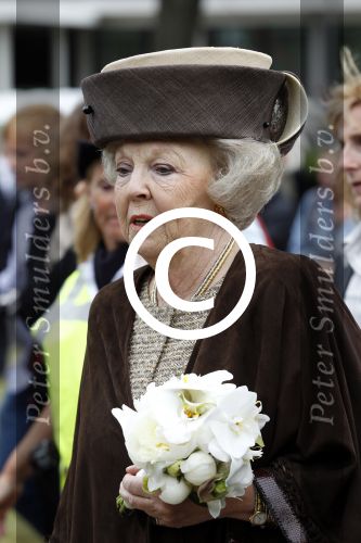 Amsterdam 26 mei 2011
Koningin Beatrix opent expositie van kunst op de apollolaan. Jan Cremer begeleidt haar.
Peter Smulders bv