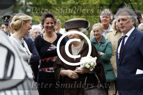 Amsterdam 26 mei 2011
Koningin Beatrix opent expositie van kunst op de apollolaan. Jan Cremer begeleidt haar.
Peter Smulders bv