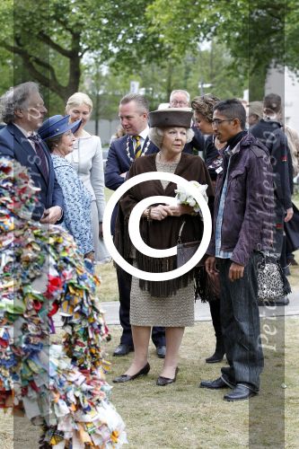 Amsterdam 26 mei 2011
Koningin Beatrix opent expositie van kunst op de apollolaan. Jan Cremer begeleidt haar.
Peter Smulders bv
